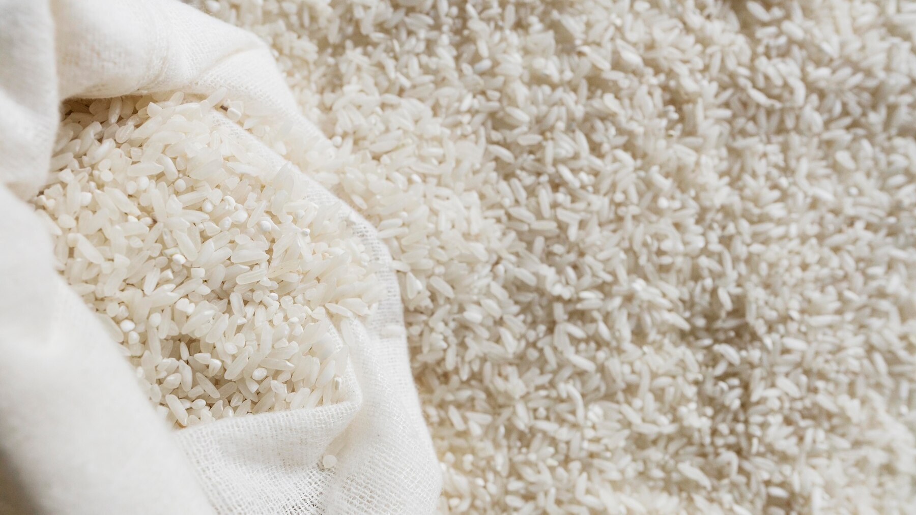 Modus baru, beras dengan label 5 kg namun saat ditimbang, isinya hanya mencapai 4 kg. (Foto :Freepik)